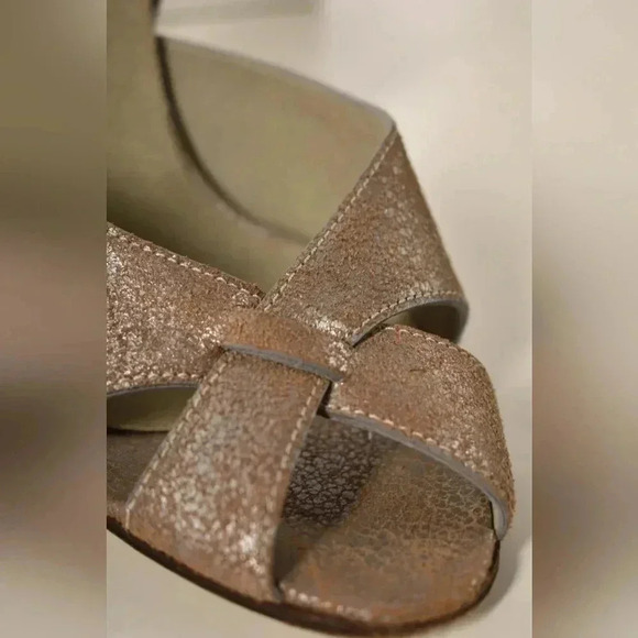DIANA BROUSSARD Silver Tan Metallic  Cracked Leather Peep Toe Pumps 7.5US Italy - Picture 5 of 8